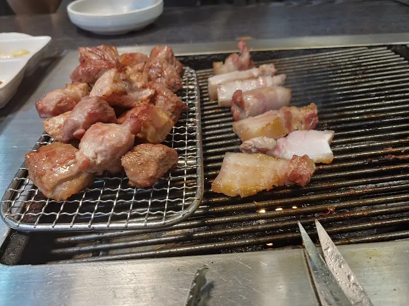 잘 구워진 돼지고기