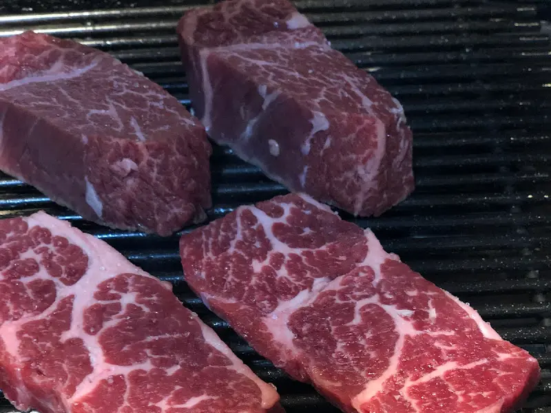 소고기 굽는 모습