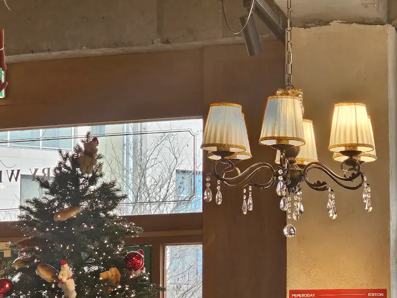 크리스마스 트리와 샹들리에