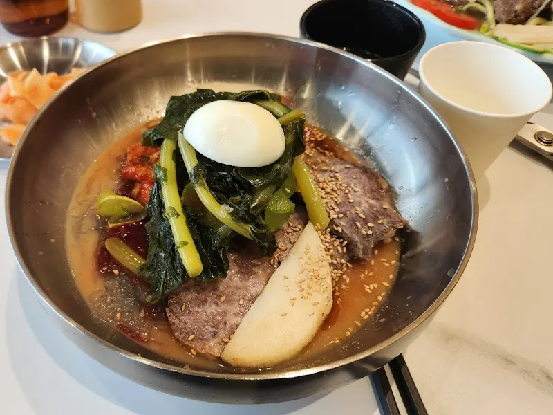 푸짐한 섞이미 냉면의 비주얼