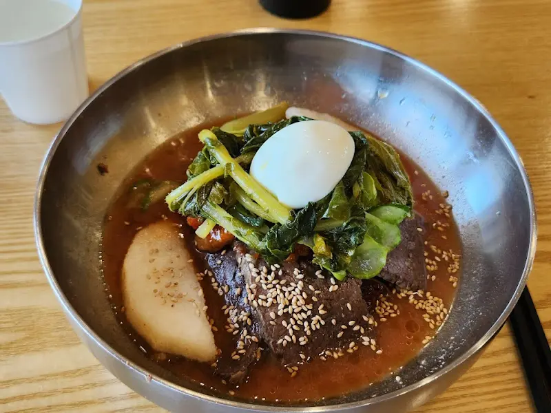 고기와 채소가 어우러진 섞이미 냉면