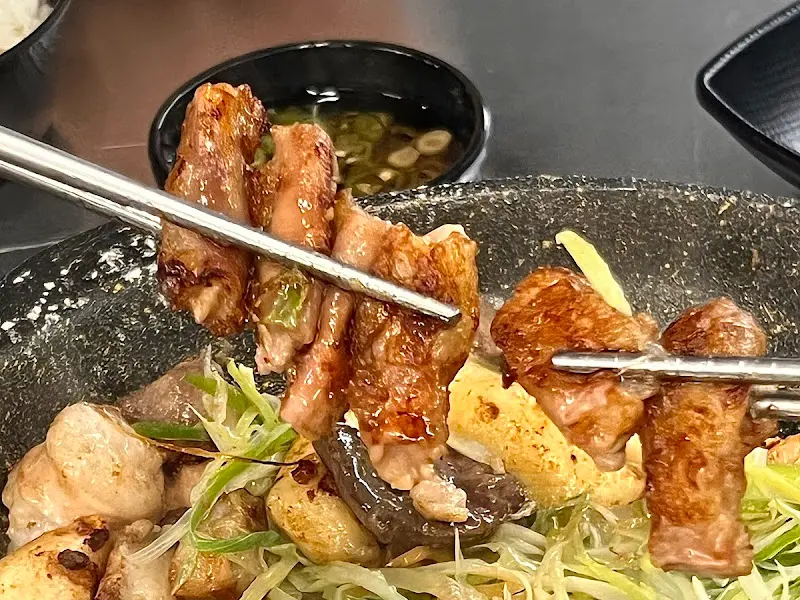 곱창을 젓가락으로 집은 모습