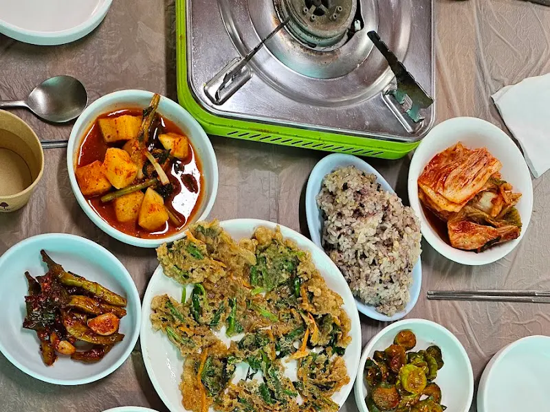 닭볶음탕과 밑반찬 전체샷