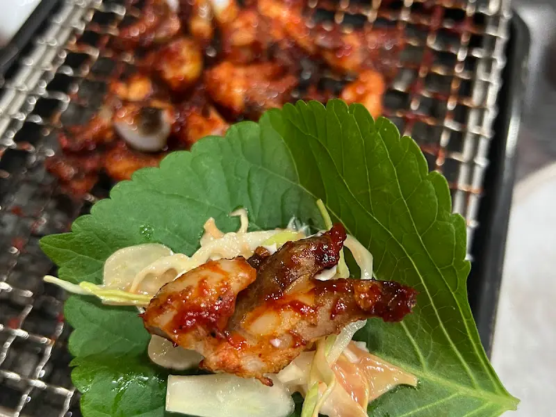 깻잎 쌈에 싸 먹는 쭈꾸미