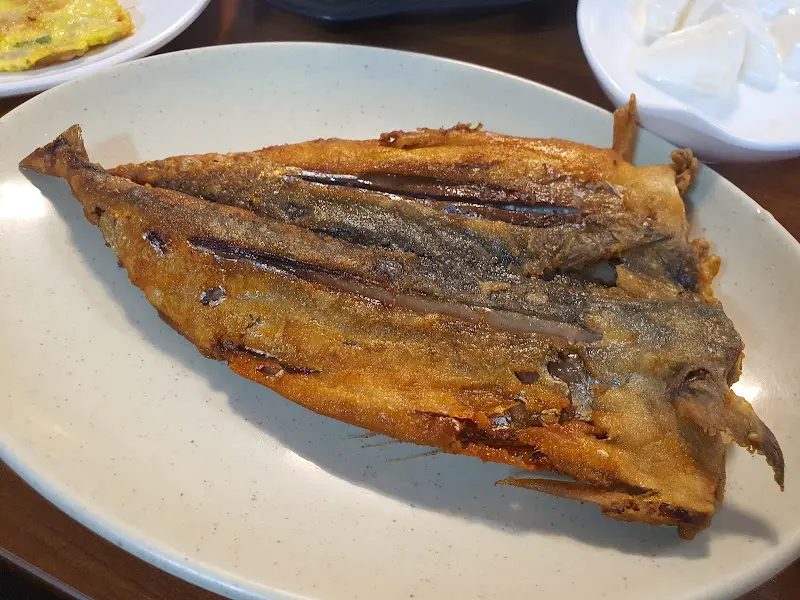 노릇노릇 구워진 고등어 구이