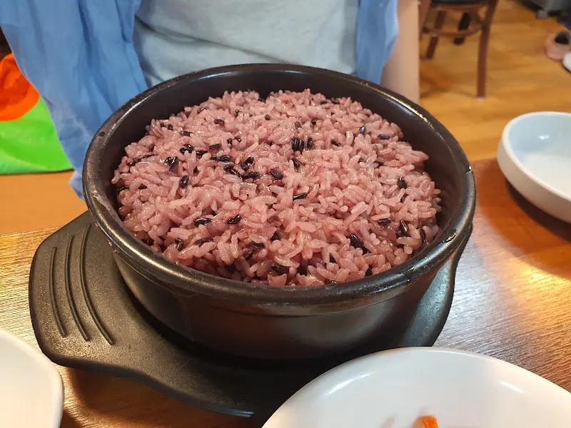 윤기가 자르르 흐르는 흑미 돌솥밥