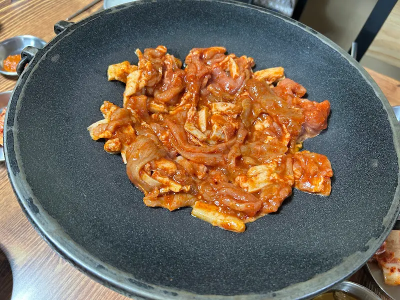 불판 위에 올려진 흑돼지 두루치기