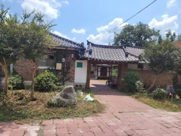 고즈넉한 한옥에서 즐기는 퓨전의 향연, 영광 밀향기에서 찾아낸 칼국수 맛집의 비밀