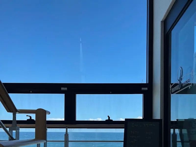 카페 내부에서 바라본 바다