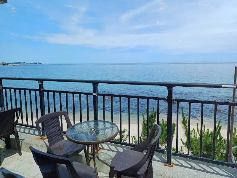 테라스 좌석에서 바라본 바다 풍경