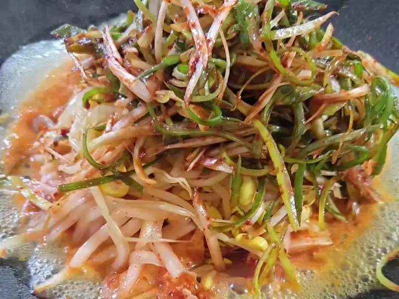 흑돼지 두루치기와 야채를 함께 볶는 모습