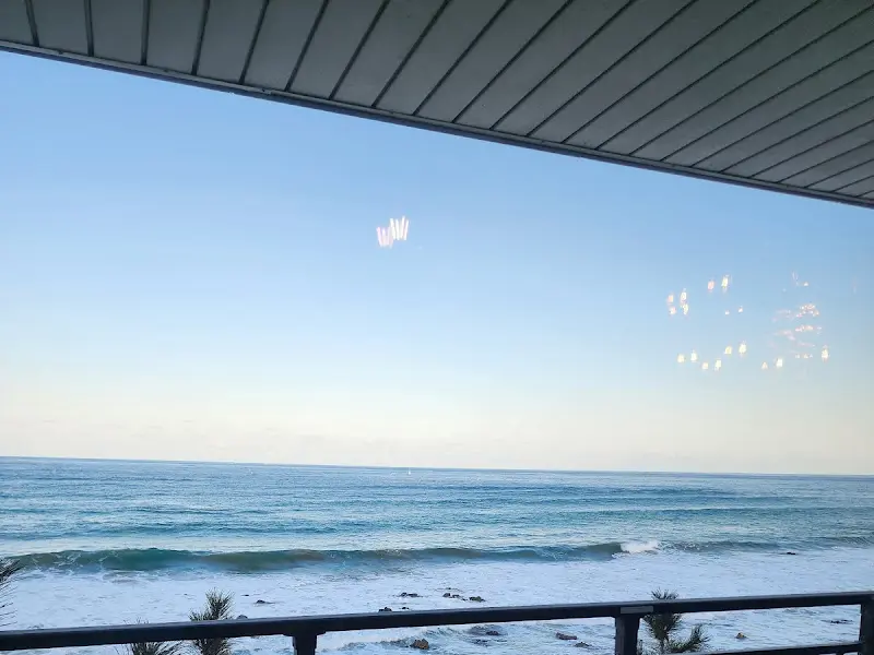 카페 내부에서 바라본 바다