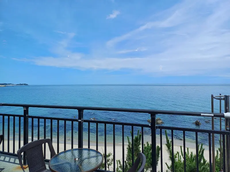 2층 테라스에서 바라본 바다