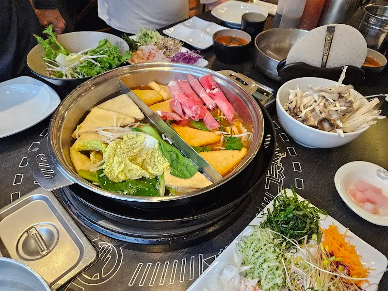 싱싱한 채소와 고기가 듬뿍 들어간 샤브샤브