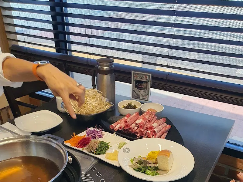 샤브샤브 재료를 넣는 모습