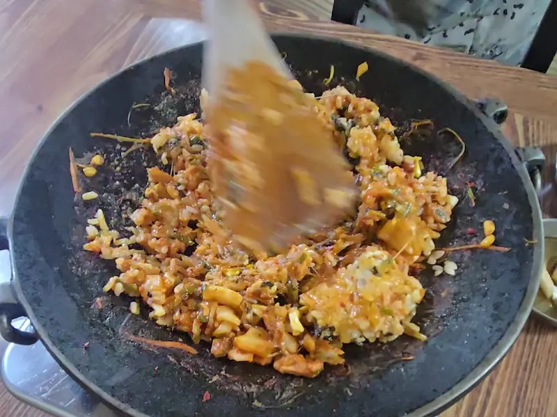 두루치기 볶음밥이 만들어지는 과정