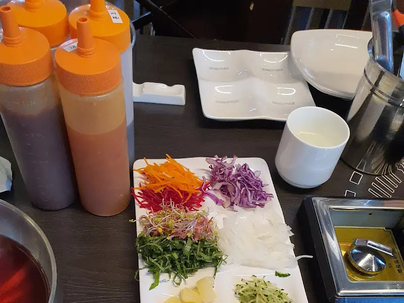 다양한 샤브샤브 소스와 채소