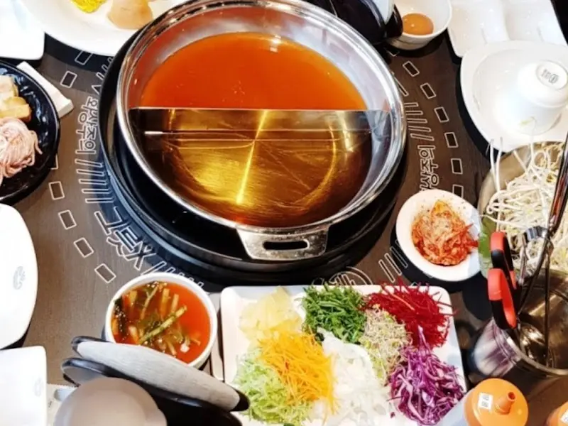 육수가 끓고 있는 샤브샤브 냄비