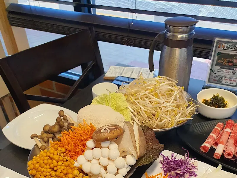 테이블에 놓인 샤브샤브 재료