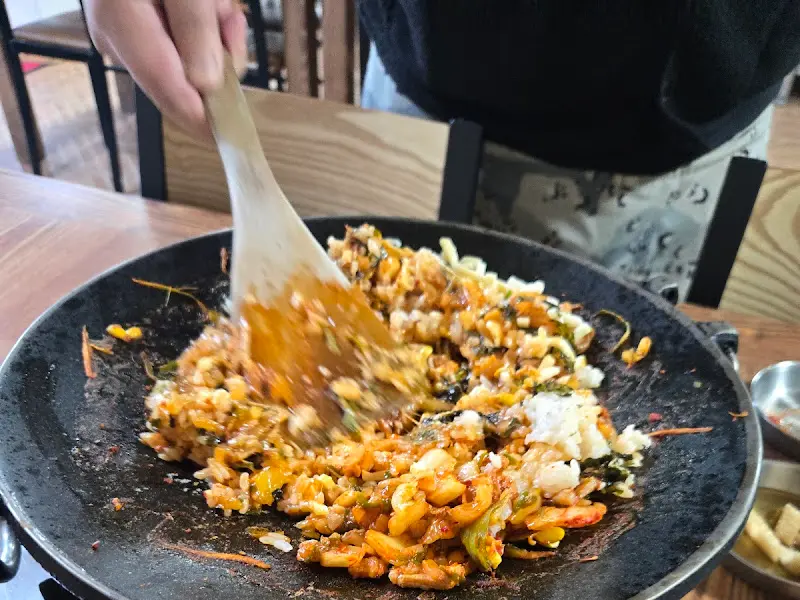 두루치기 볶음밥에 치즈를 추가한 모습