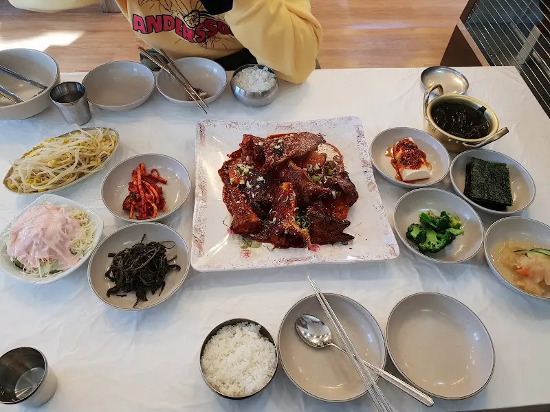 다채로운 밑반찬과 코다리찜