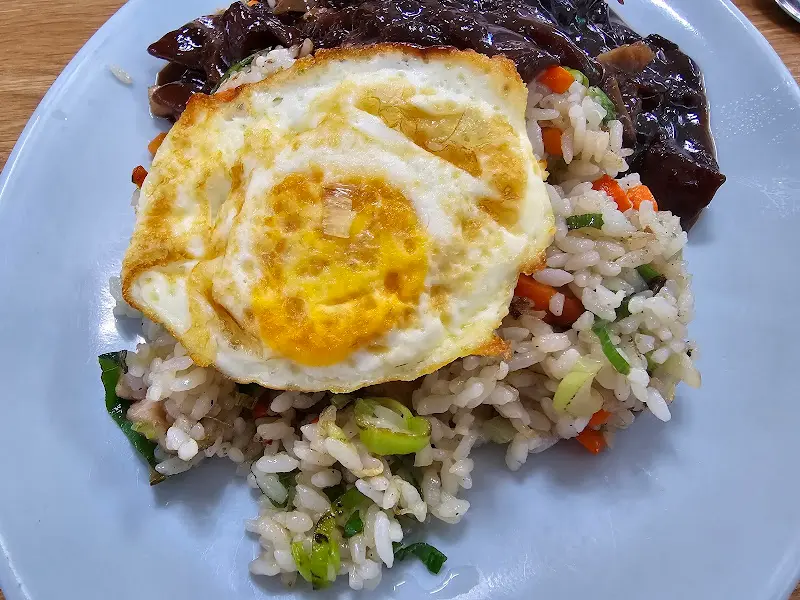 윤기가 좌르르 흐르는 볶음밥