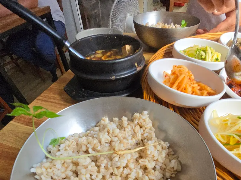 보리밥과 다양한 반찬들