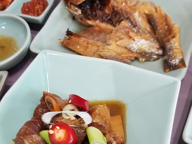 고등어조림과 뼈째 구워진 생선