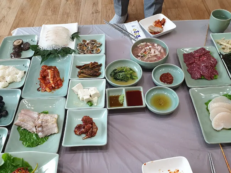 정갈하게 담긴 음식들