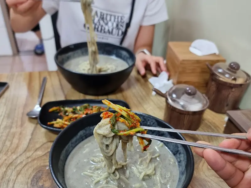 콩국수 면발 들어올리는 모습