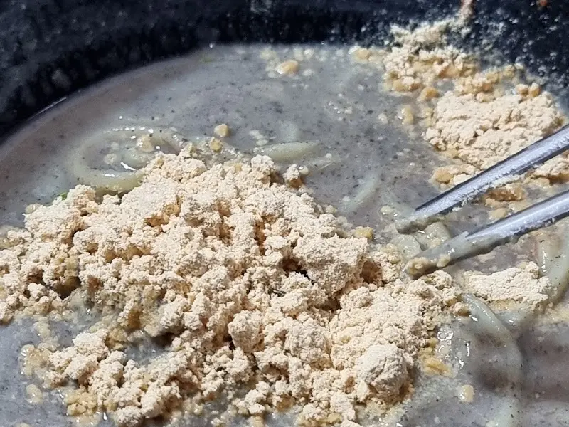 콩국수에 콩가루를 넣는 모습