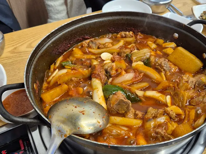 보글보글 끓는 매운갈비찜