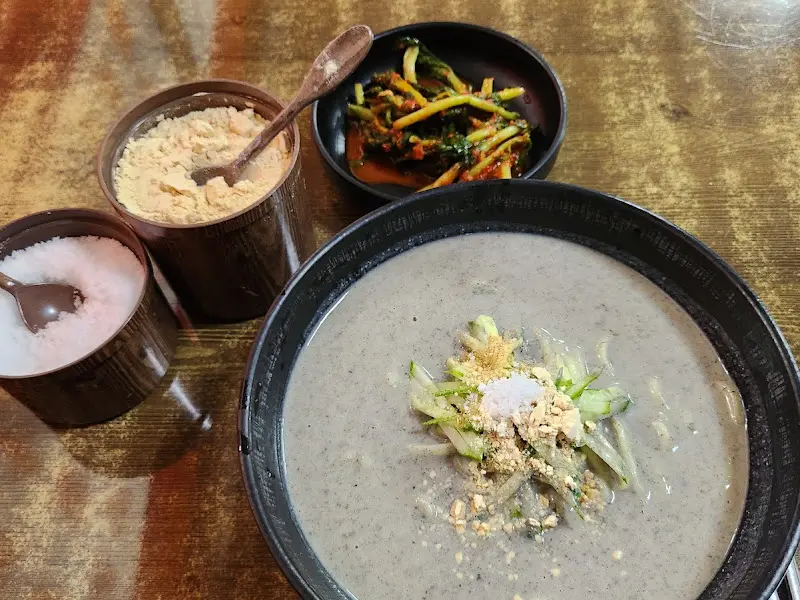 콩국수에 콩가루와 설탕을 넣는 모습