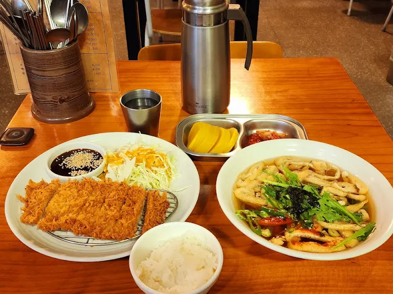 푸짐하게 차려진 돈까스와 우동 한 상