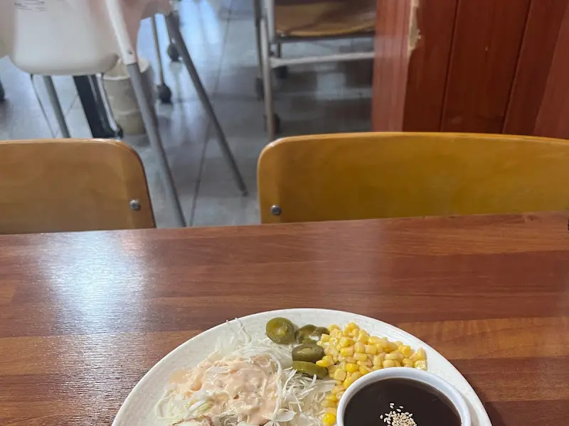 정갈하게 담겨 나오는 곁들임 메뉴