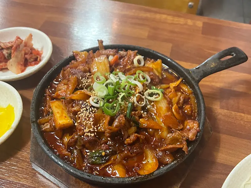 매콤한 양념이 입맛을 돋우는 제육덮밥