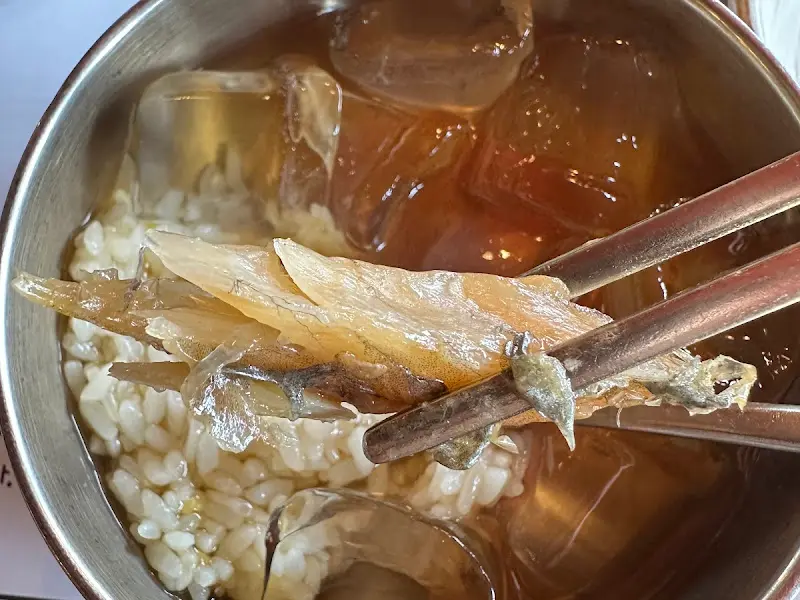 녹차물에 밥을 말아 보리굴비를 올린 모습