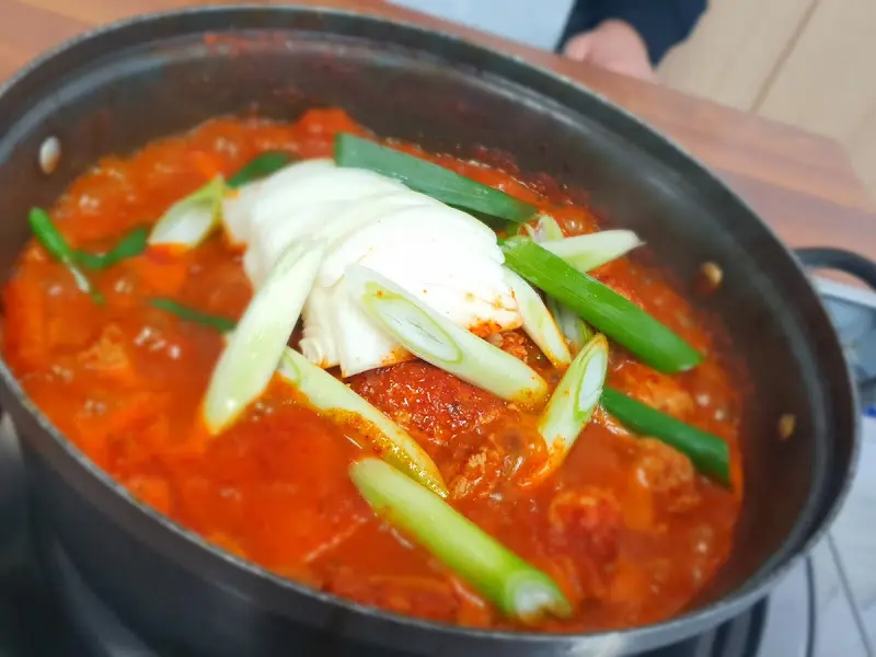 김치와 갈비의 환상적인 조합