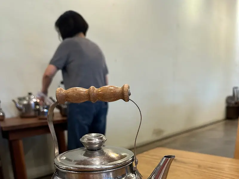 따뜻한 물이 담긴 주전자