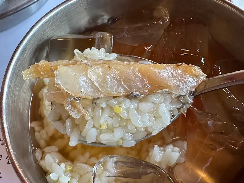 녹차물에 밥과 보리굴비를 함께