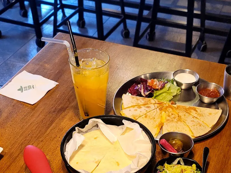 쉬림프 퀘사디아의 먹음직스러운 단면