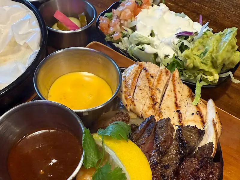 트리플 화이타의 다채로운 구성