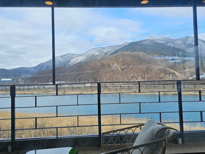 카페에서 바라본 강 뷰