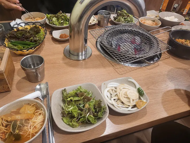 다양한 밑반찬과 숯불