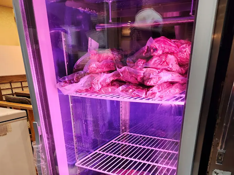 신선한 고기가 가득한 냉장고