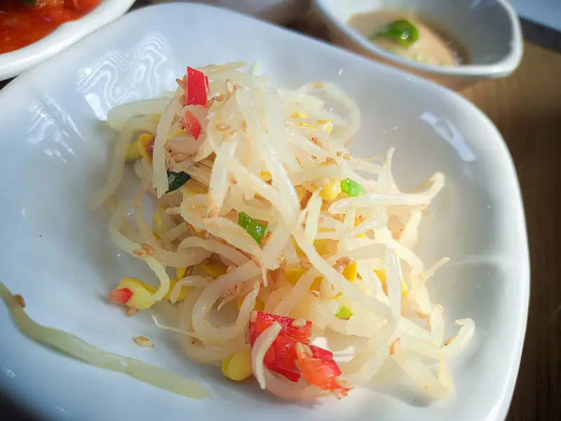 싱싱한 샐러드와 밑반찬