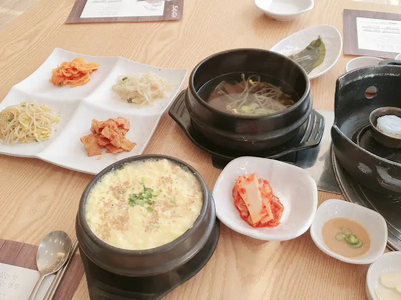 놀이방에서 신나게 뛰어노는 아이들