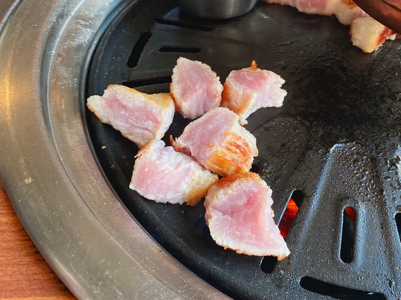 노릇하게 구워진 돼지 생갈비