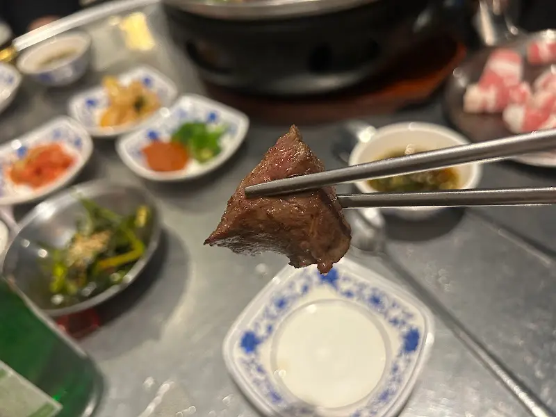 젓가락으로 곱창을 집는 모습