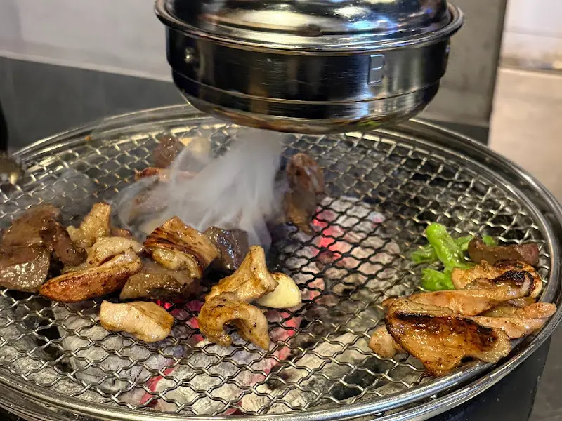 숯불에 구워지는 곱창과 마늘